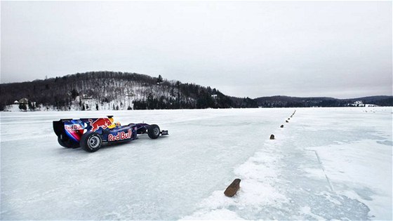 Buemi s F1 týmu Toro Rosso na zamrzlém jezee