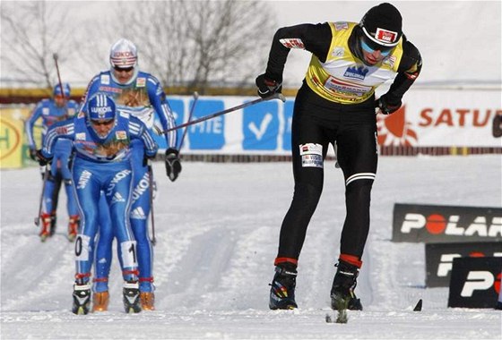 Justyna Kowalczyková vede pole bky pi skiatlonu v Rybinsku