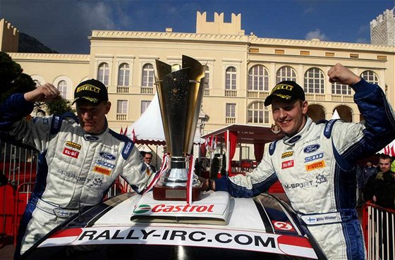 Mikko Hirvonen (vpravo) a jeho spolujezdec Jarmo Lehtinen slaví ped kníecím palácem v Monaku triumf na Rallye Monte Carlo 