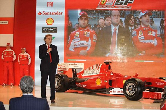 Luca di Montezemolo, prezident Ferrari, pedstavuje nový monopost F10 