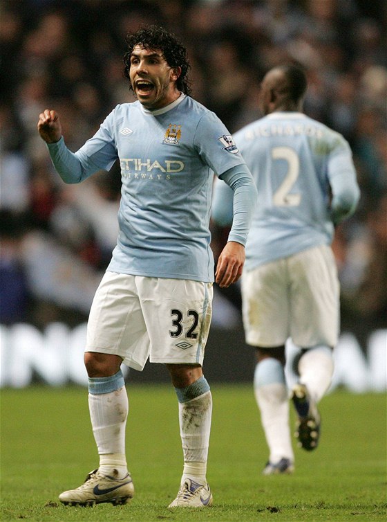POZOR NA NJ! Carlos Tévez patí mezi nejvtí hvzdy Manchesteru City.