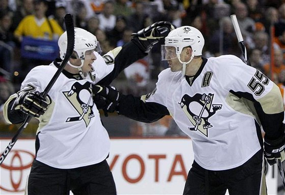 Radost hokejist Pittsburghu Sidneyho Crosbyho (vlevo) a Sergeje Gonara
