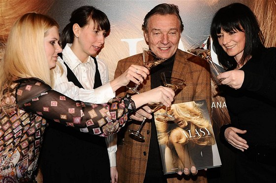 Zuzana Vilímovská, Karel Gott, Petra Mchurová a Libna Rochová - kest knihy...