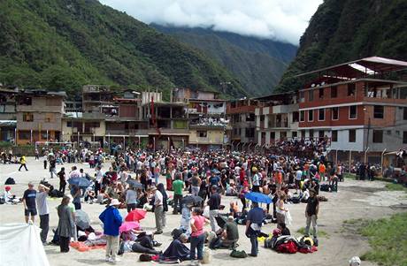 Turist shromdn na fotbalovm hiti v Aguas Calientes pobl Machu Picchu