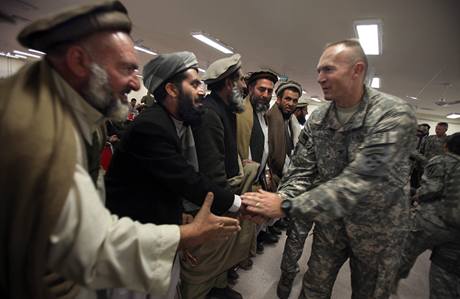 Americk dstojnk si pots rukama s vdci patnskho kmene, kter se rozhodl bojovat proti Talibanu