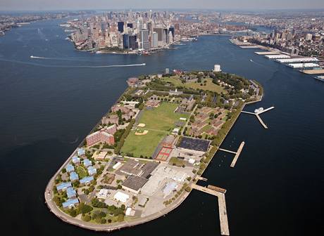 Ostrov guvernr jen kousek od Manhattanu - jedna z novch monost, kde by se mohl proces s aktry 11. z konat