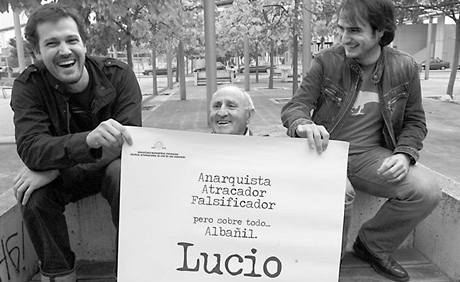 Režiséři dokumentu Mari Goenaga a Aitor Arregi, Lucio Urtubia uprostřed