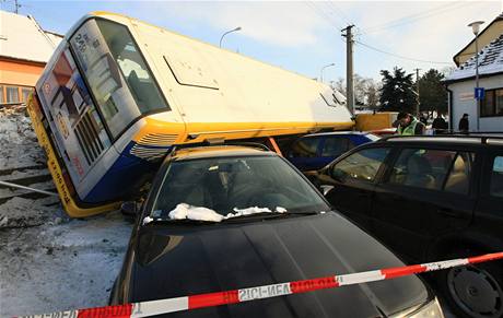 Autobus s cestujícími sjel v Brně ze svahu a spadl na zaparkovaná auta. (22. ledna 2010)