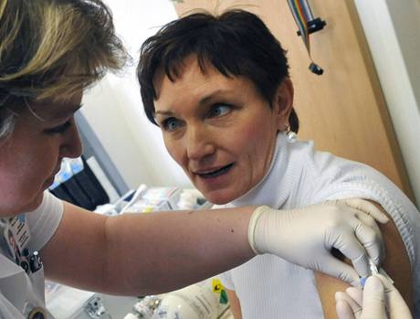 Ministryn� zdravotnictví Dana Jurásková se nechala v nemocnici Na Bulovce o�kovat proti prase�í ch�ipce.