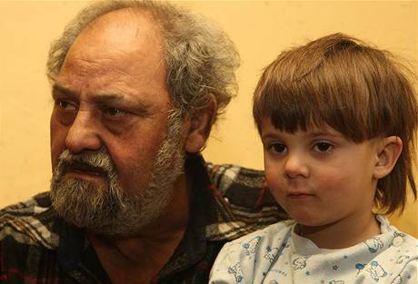 Andrej Kocur s tletou vnukou Pavlnkou, o n se po letech pihlsila jej matka (25. ledna 2010)