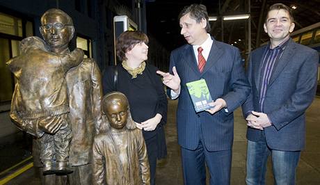 Premir Jan Fischer poktil na praskm hlavnm ndra knihu Winton Train - po 70 letech znovu do Londna autor Magdaleny Wagnerov a Milana Vodiky (28. ledna 2010)