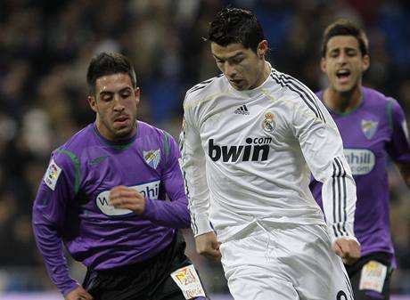 Real Madrid'- Mlaga: domc Cristiano Ronaldo (v blm) proti Toribiovi