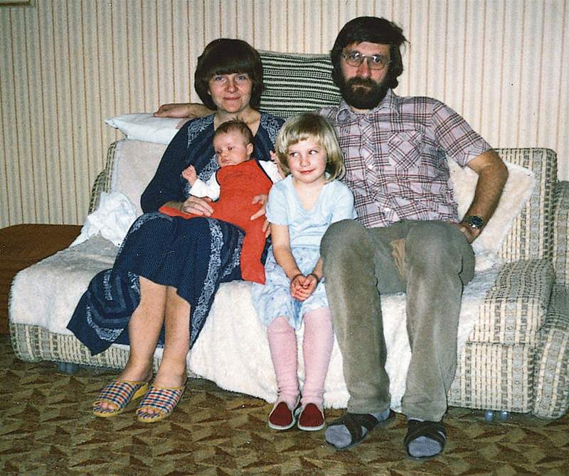 Iva Málková. - Doma s manželem a dcerami. (1989)
