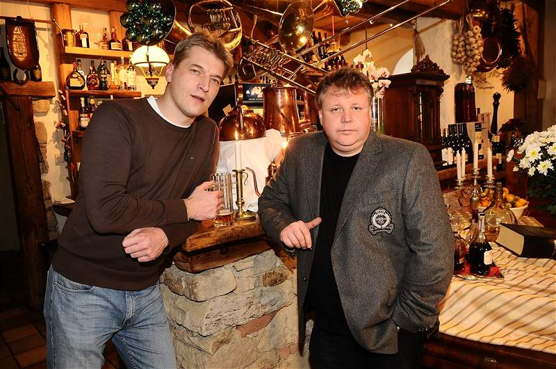 Partner Ilony Csákové a otec dítte Radek Vone (vlevo) a majitel jedné brnnské restaurace Roman Krejí