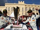 Mikko Hirvonen (vpravo) a jeho spolujezdec Jarmo Lehtinen slav ped knecm palcem v Monaku triumf na Rallye Monte Carlo 