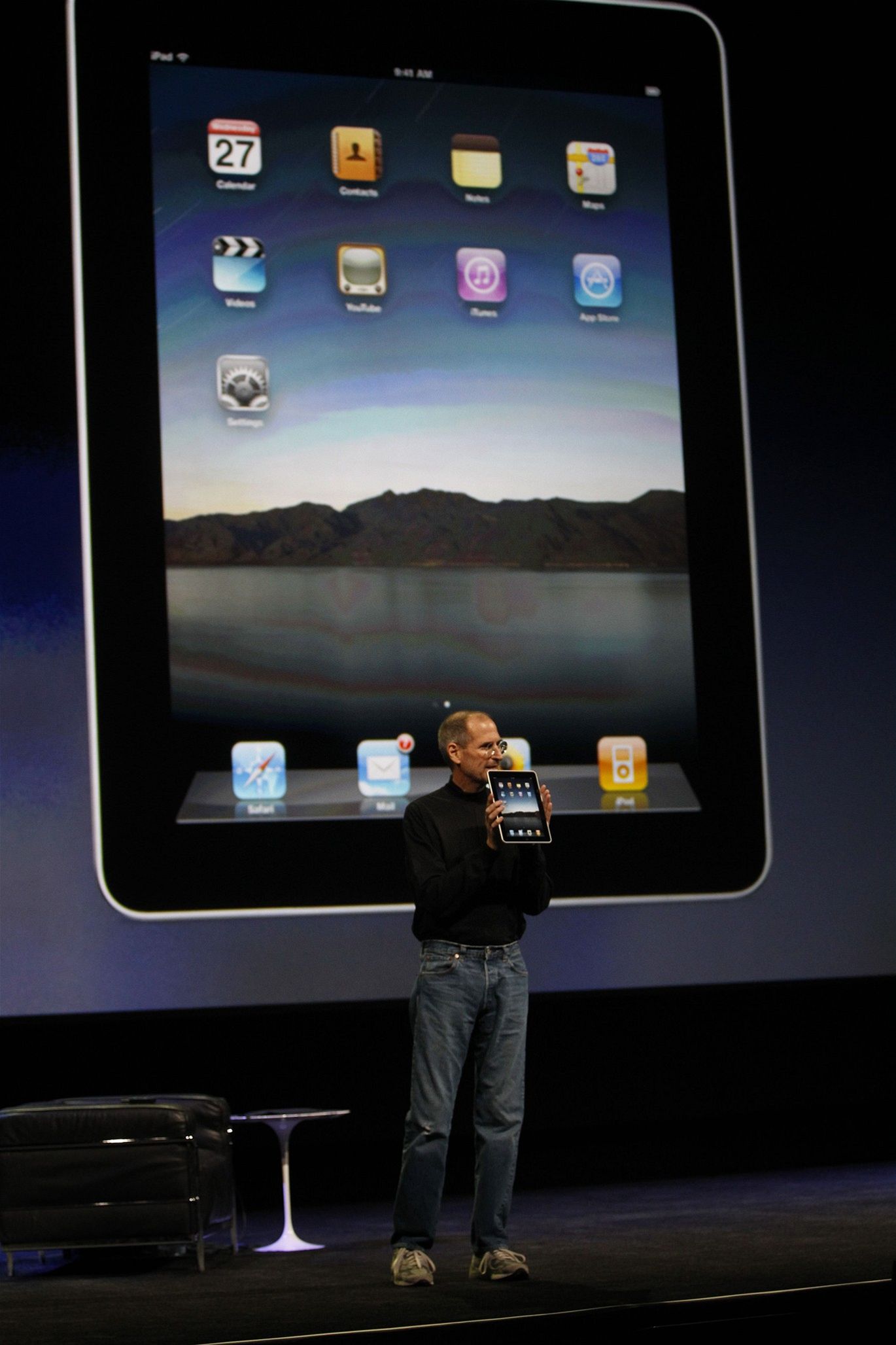 Tehdejší šéf Applu Steve Jobs během představování tabletu iPad
