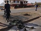 Na zemi pozstatky jedné z obtí násilností v nigerijském mst Jos