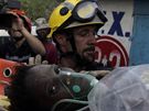 Francouztí záchranái vynáejí dívku, která peila pod troskami 15 dn