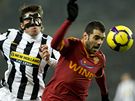 Juventus - AS ím: Zdenk Grygera (s maskou) a Simone Perrotta