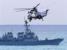 Libanonská helikoptéra prolétá nad lodí amerického námonictva USS Ramage, která lokalizovala v moi erné skíky zíceného letounu Ethiopian Airlines. (26. ledna 2010)