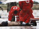 Záchranái ohlédávají tlo jedné z obtí leteckého netstí v Libanonu. (25. ledna 2010)