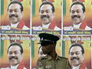 Srílanský policista hlídá v ulicích hlavního msta Colomba. Na plakátech za ním je prezidentský kandidát Mahinda Radapakse.