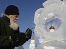 V Rusku, a nejen tam, jsou schopni z ledu vysekat celé msto. Na snímku letoní sochání z ledu u Raifského klátera, zhruba 30 kilometr od tatarstánské metropole Kazan,  