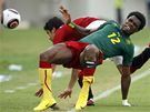 Egypt - Kamerun: Bedimo Nsame z Kamerunu v souboji s Egyptsk�m kapit�nem Ahmedem Hassanem.
