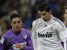 Real Madrid'- Málaga: domácí Cristiano Ronaldo (v bílém) proti Toribiovi