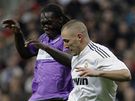 Real Madrid - Málaga:: Karim Benzema z Madridu (v bílém) proti Felipemu Caicedovi
