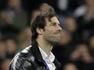 Ruud Van Nistelrooj (vpravo) sklízí potlesk Kakáho a fanouk Realu Madrid