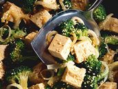 Tofu s brokolic a sezamem.