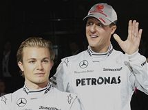 Michael Schumacher (vpravo) a Nico Rosberg pi pedstaven tmu Mercedes