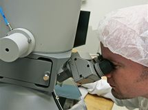 Pracovnk vroby v brnnsk FEI s jednm z mikroskop