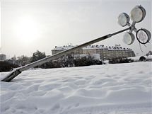 Snhov nadlka v Brn, na snmku vyvrcen lampa u Starho fotbalovho stadionu (26. ledna 2010)