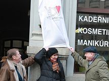 Vclav Havel s Danou Nmcovou a Vclavem Malm odhalili pamtn desku pro Olgu Havlovou (27. ledna 2009)