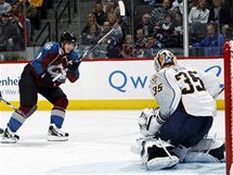 Colorado - Nashville: Matt Duchene (vlevo) a Pekka Rinne