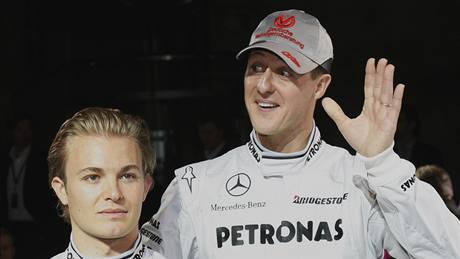 Michael Schumacher (vpravo) a Nico Rosberg pi pedstavení týmu Mercedes
