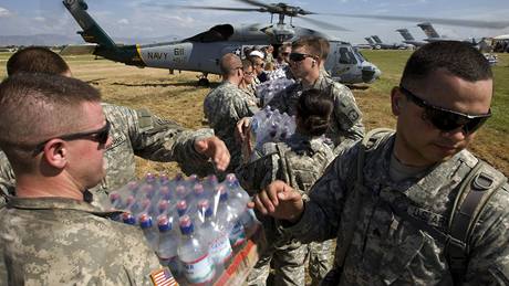 Amerití vojáci na Haiti vykládají pomoc z helikoptéry