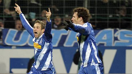 MISTR SE TRÁPÍ. Ricardo Costa rozílen gestikuluje bhem dalího utkání, které úadující mistr Wolfsburg nezvládl.