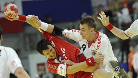 esko - Polsko: Filip Jícha (vpravo) bojuje o mí s Marcin Lijewskim 