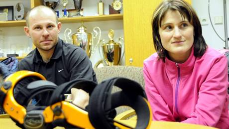Nikola Sudová s ortézou. Vlevo trenér Radek Herot