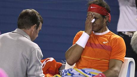 Rafael Nadal si nechává oetovat zranné koleno ve tvrtfinále Australian Open