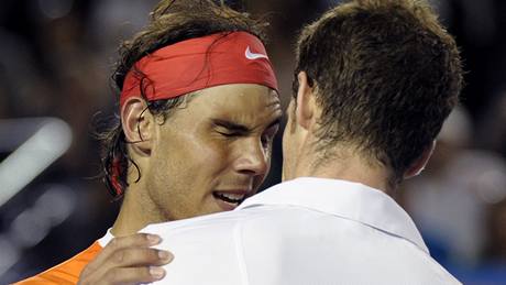 Rafael Nadal (vlevo) skreuje tvrtfinále Australian Open s Britem Murraym