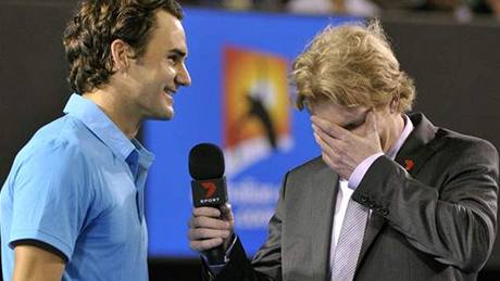 Roger Federer vtipkuje pi pozápasovém interview s Jimem Courierem