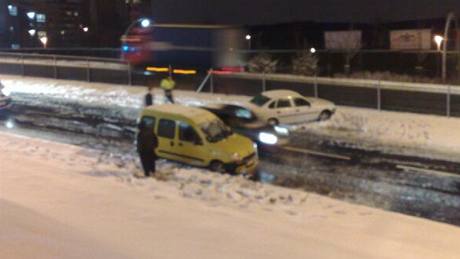 Nehoda v ulici K Barrandovu v Praze poblí erpací stanice Shell