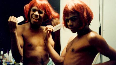 Snímek z dokumentárního filmu Tonyho Ayrese Double Trouble, jeho námtem jsou gayové a lesby mezi Aboridinci v Austrálii