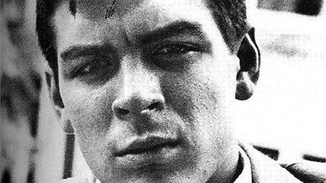 Pro jedny ikona levicové mládee, pro druhé masový vrah. Argentinec Che Guevara ve slubách kubánské revoluce netradin oholený.