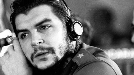 Pro jedny ikona levicové mládee, pro druhé masový vrah. Argentinec Che Guevara ve slubách kubánské revoluce netradin oholený.