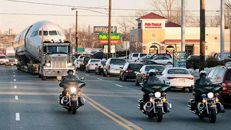 P�evoz letadla ulicemi New Yorku.